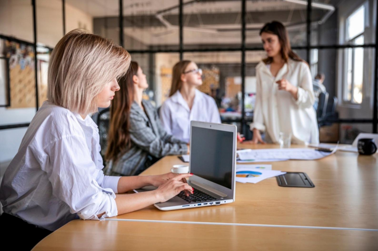 Kontinuierliche Marktbeobachtung und Trendanalyse