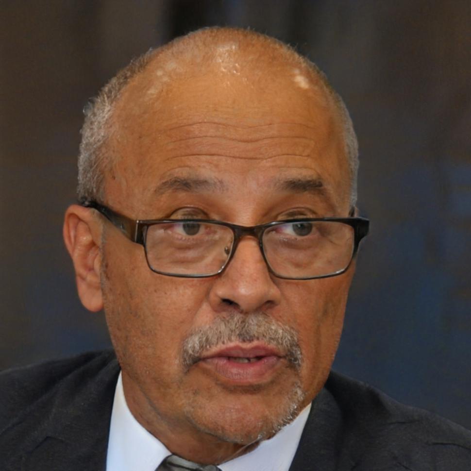 Finanzexperte präsentiert Analyseergebnisse