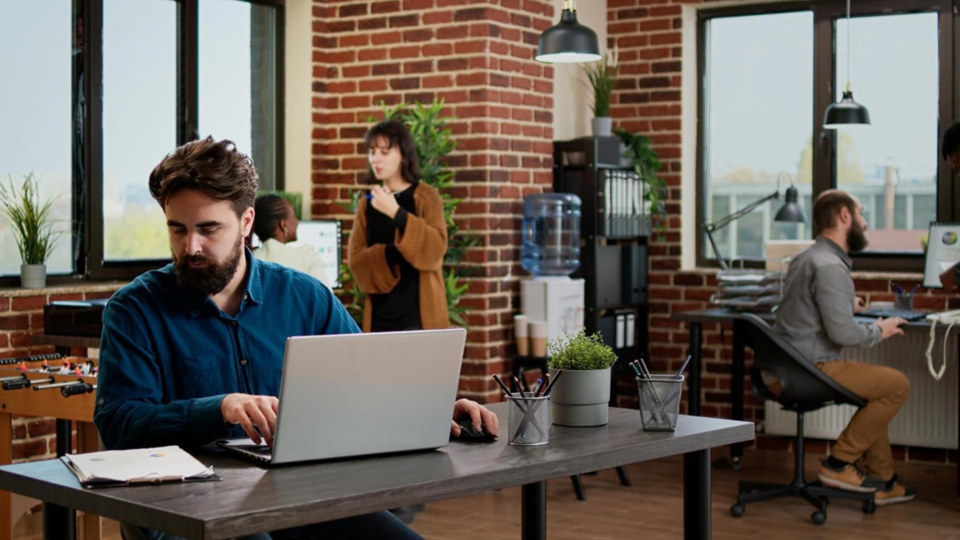 Moderne Büroumgebung mit Finanzanalytikern